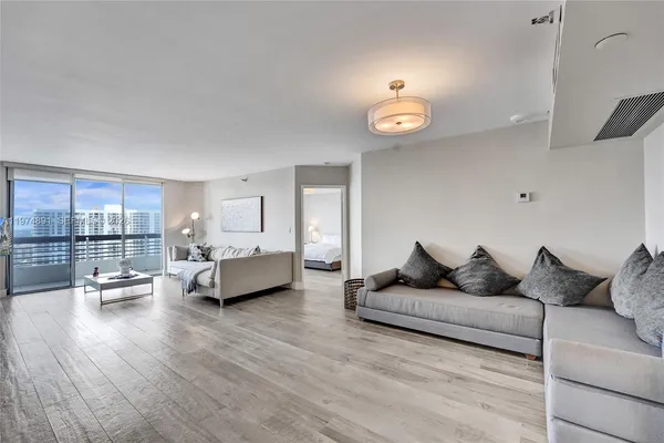 $4,000 | 19101 Northeast 36th Court, Unit 3002, Aventura, FL 33180