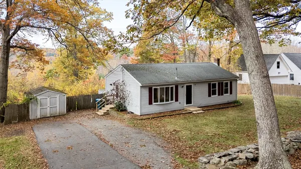 a view of a house with a yard