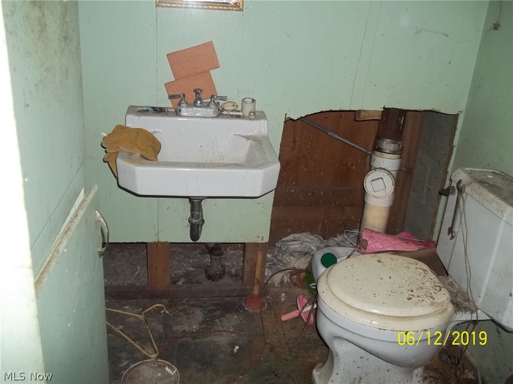 1614 Crest Road Cleveland, OH 44121 - Photo 6 of 7