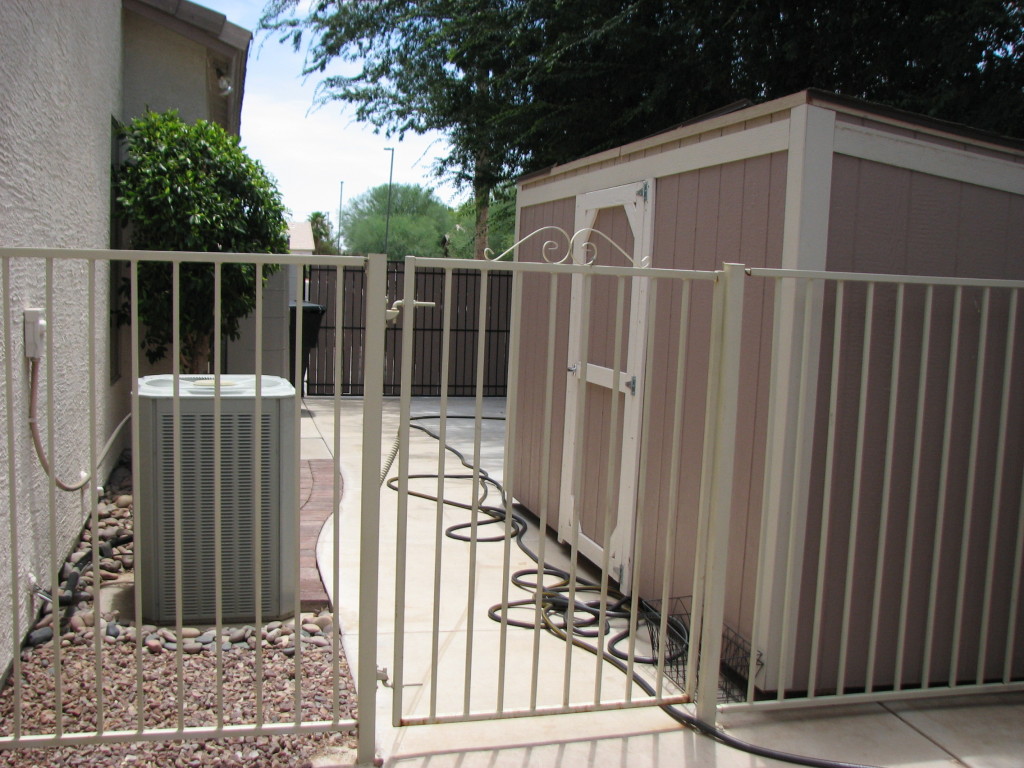 186 East Smoke Tree Road Gilbert, AZ 85296 - Photo 15 of 16 SIDEYARD