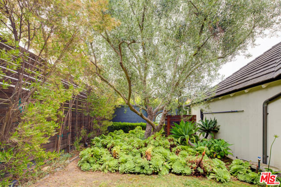 9637 Heather Road Beverly Hills, CA 90210 - Photo 12 of 13 Gallery Image 12
