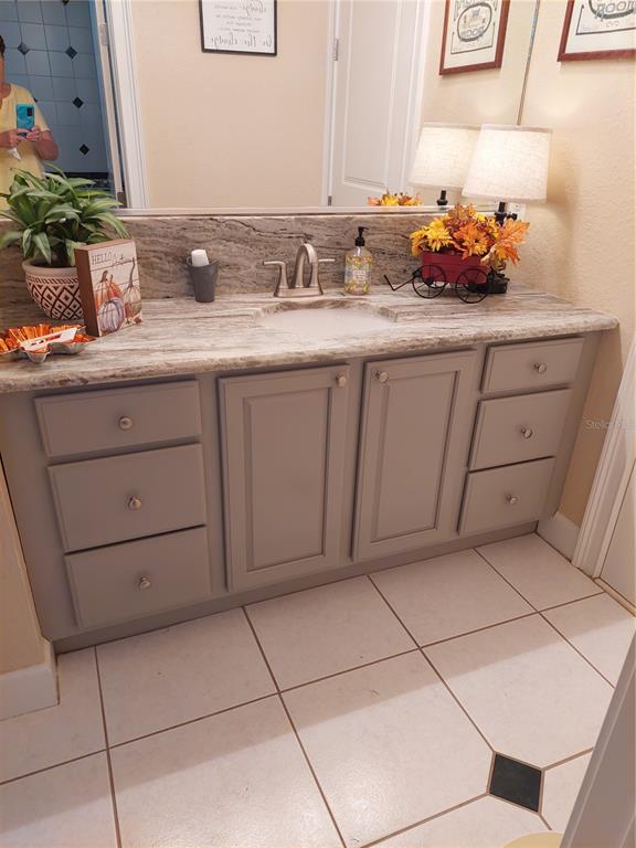 116 Raintree Court Auburndale, FL 33823 - Photo 26 of 45 a bathroom with a sink and a mirror