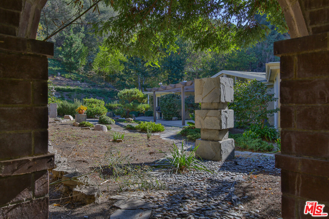 1749 Mandeville Lane Los Angeles, CA 90049 - Photo 29 of 38 a view of a back yard
