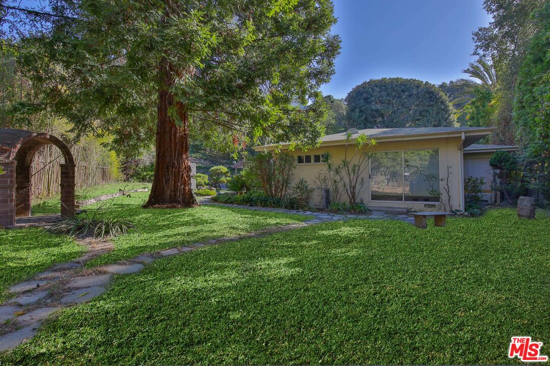 1749 Mandeville Lane Los Angeles, CA 90049 - Photo 33 of 38 a backyard of a house with lots of green space