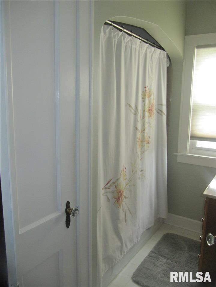 1516 Maple Lane Moline, IL 61265 - Photo 13 of 24 Gallery Image 13