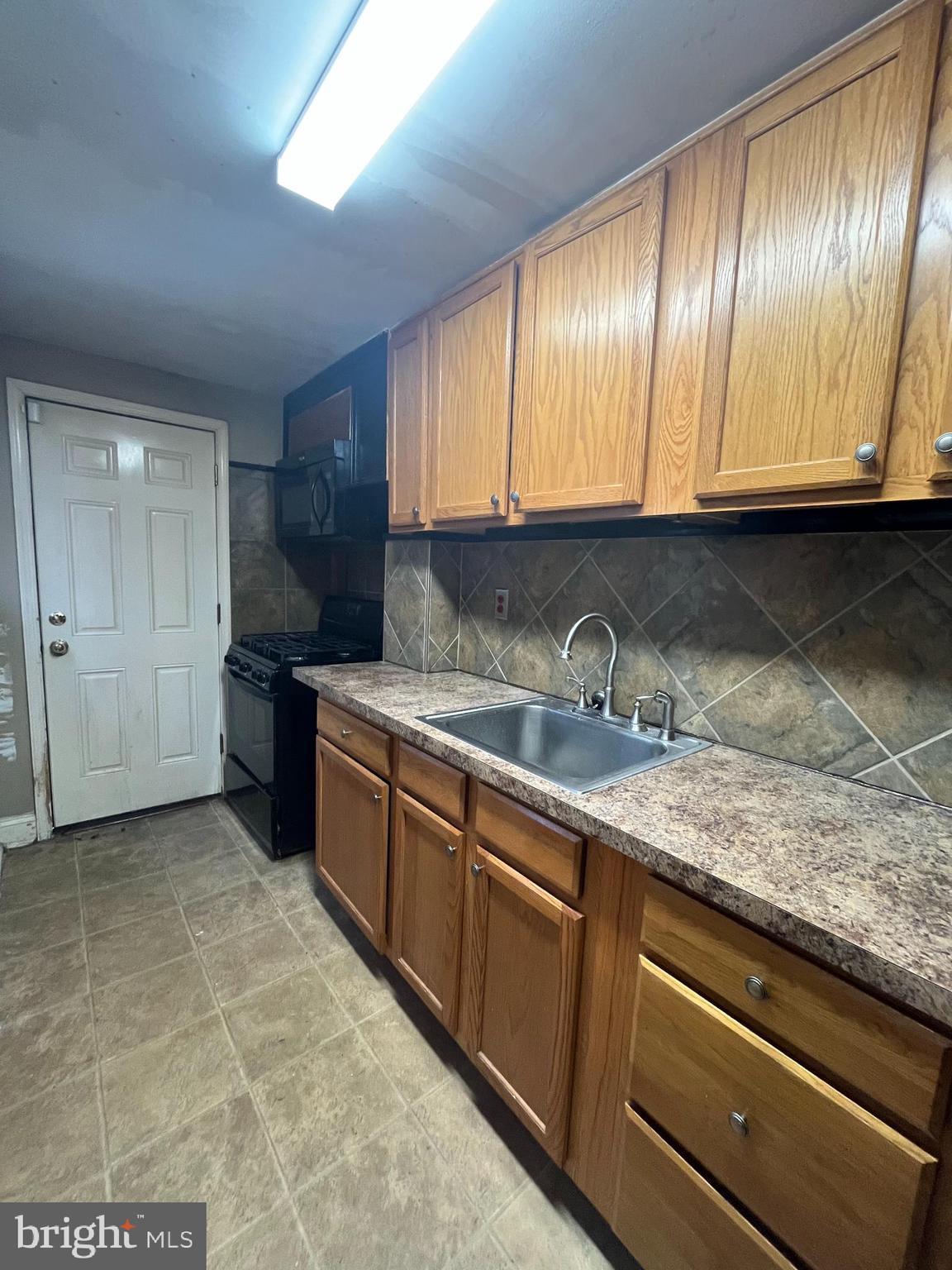 7024 Clinton Road Upper Darby, PA 19082 - Photo 8 of 20 Built in microwave