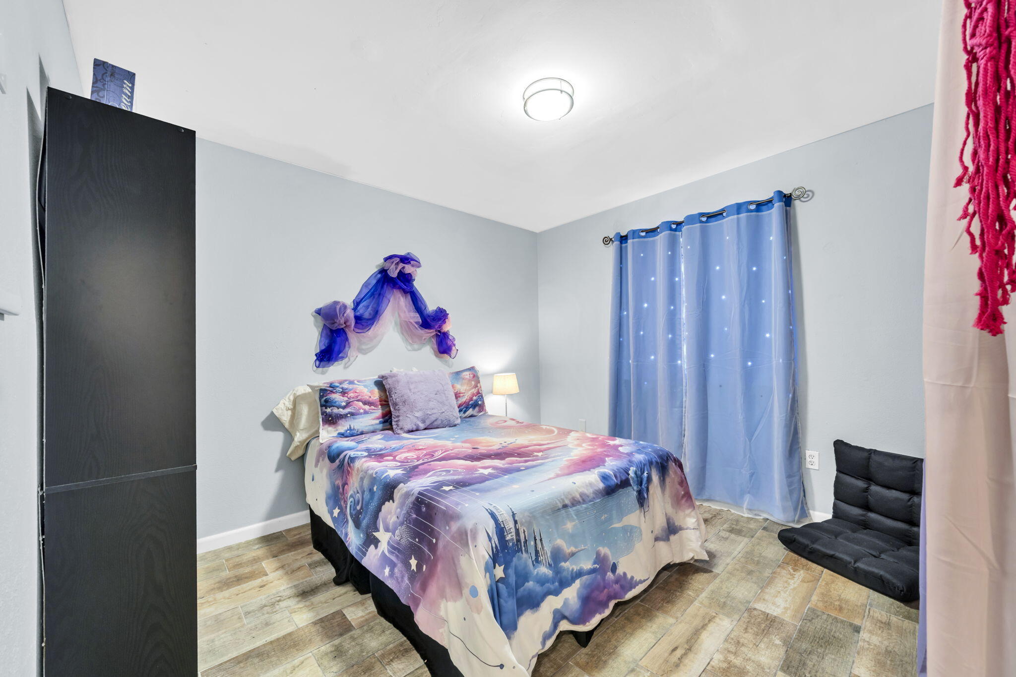 308 Miracle Strip Parkway Southwest, Unit 1B Fort Walton Beach, FL 32548 - Photo 17 of 42 a bedroom with a bed and a window