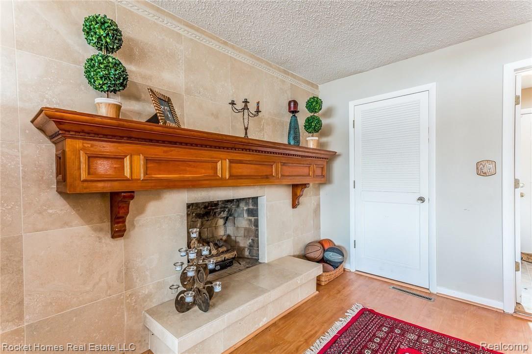 008-Great_Room-3721837-medium.jpg