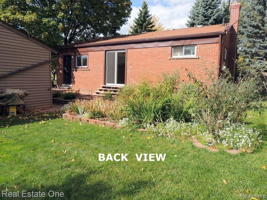 387 West Tienken Road Rochester, MI 48306 - Photo 14 of 23 DSCN3155--BACK VIEW.jpg