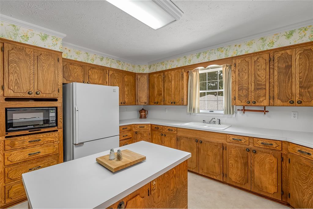 741 Beverly Drive Homer, LA 71040 - Photo 9 of 30 Spacious kitchen