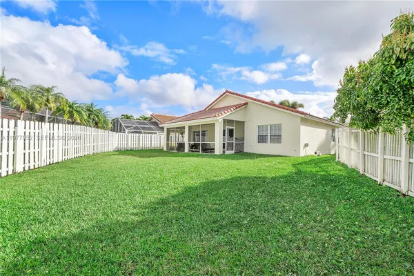 a view of a house with backyard and garden