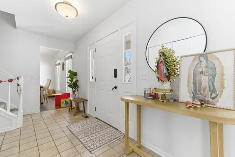 $460,000 | 2001 Madison Avenue, Gurnee, IL 60031