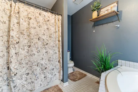 $460,000 | 2001 Madison Avenue, Gurnee, IL 60031