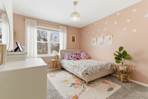 $460,000 | 2001 Madison Avenue, Gurnee, IL 60031