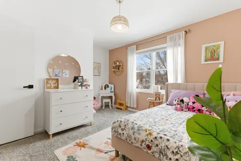 $460,000 | 2001 Madison Avenue, Gurnee, IL 60031