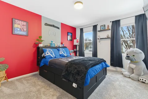 $460,000 | 2001 Madison Avenue, Gurnee, IL 60031