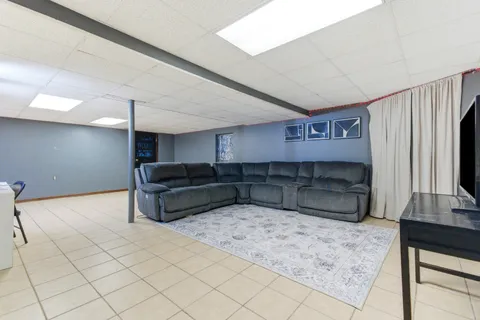 $460,000 | 2001 Madison Avenue, Gurnee, IL 60031