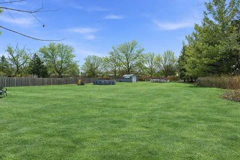 $460,000 | 2001 Madison Avenue, Gurnee, IL 60031