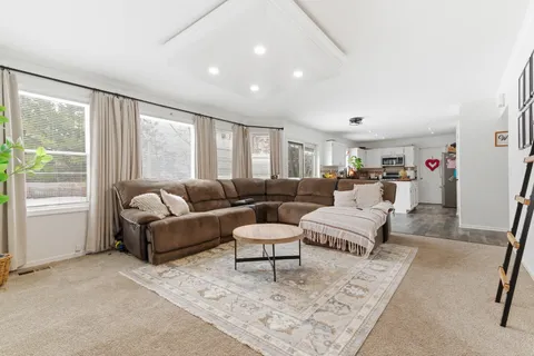 $460,000 | 2001 Madison Avenue, Gurnee, IL 60031