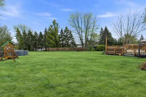 $460,000 | 2001 Madison Avenue, Gurnee, IL 60031