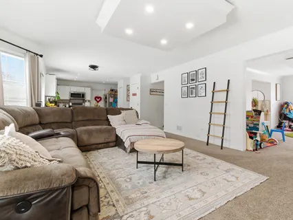 $460,000 | 2001 Madison Avenue, Gurnee, IL 60031