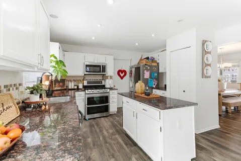 $460,000 | 2001 Madison Avenue, Gurnee, IL 60031