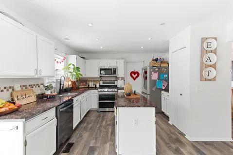 $460,000 | 2001 Madison Avenue, Gurnee, IL 60031