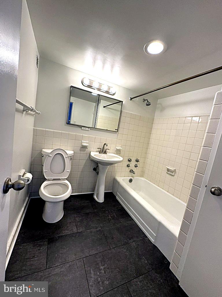 1401 Pennsylvania Avenue, Unit 612 Wilmington, DE 19806 - Photo 25 of 37 a bathroom with a toilet a sink and bathtub