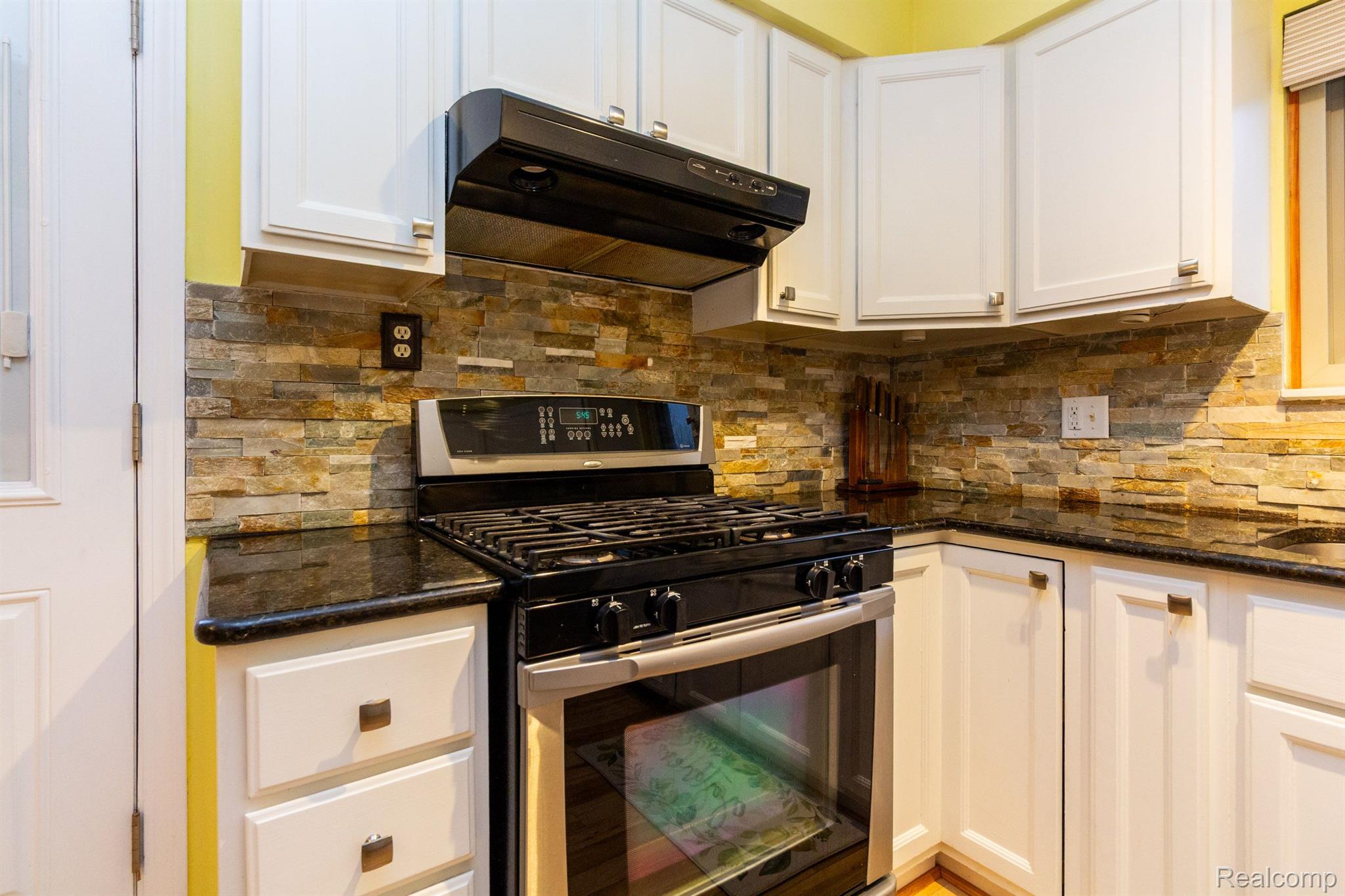 208 Robyn Canton, MI 48187 - Photo 13 of 36 Gallery Image 13