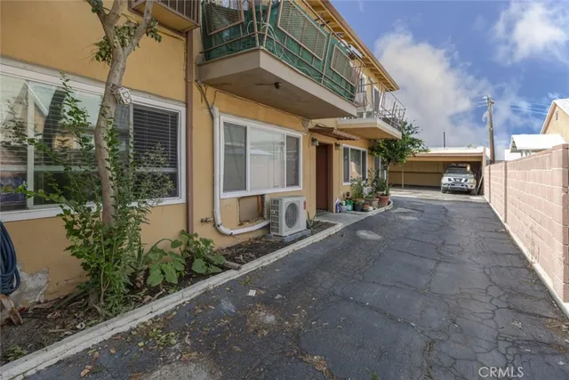 a view of a house with backyard and garden