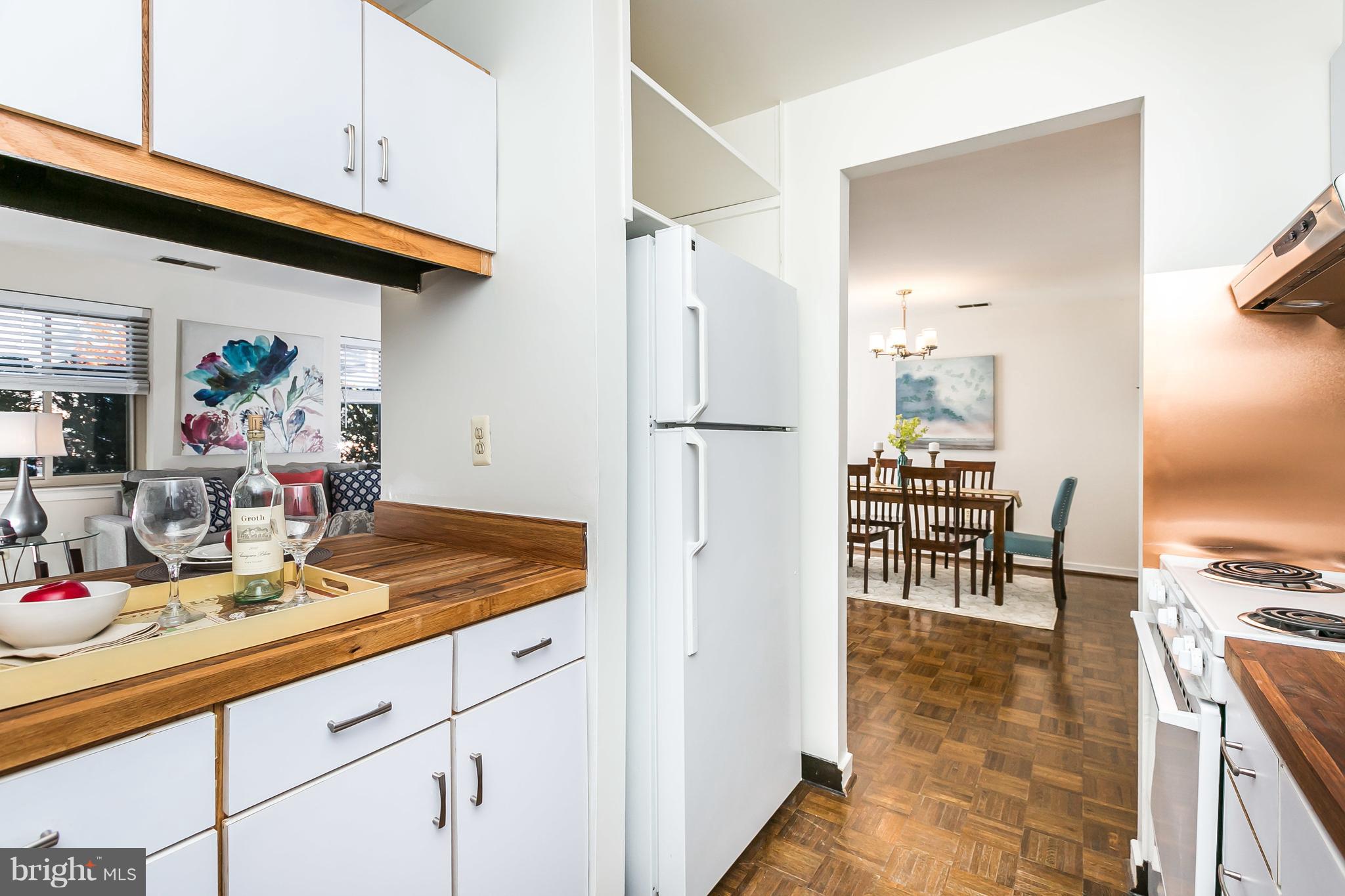 123 West Conway Street, Unit R58 Baltimore, MD 21201 - Photo 13 of 28 Convenient pass through to living room.