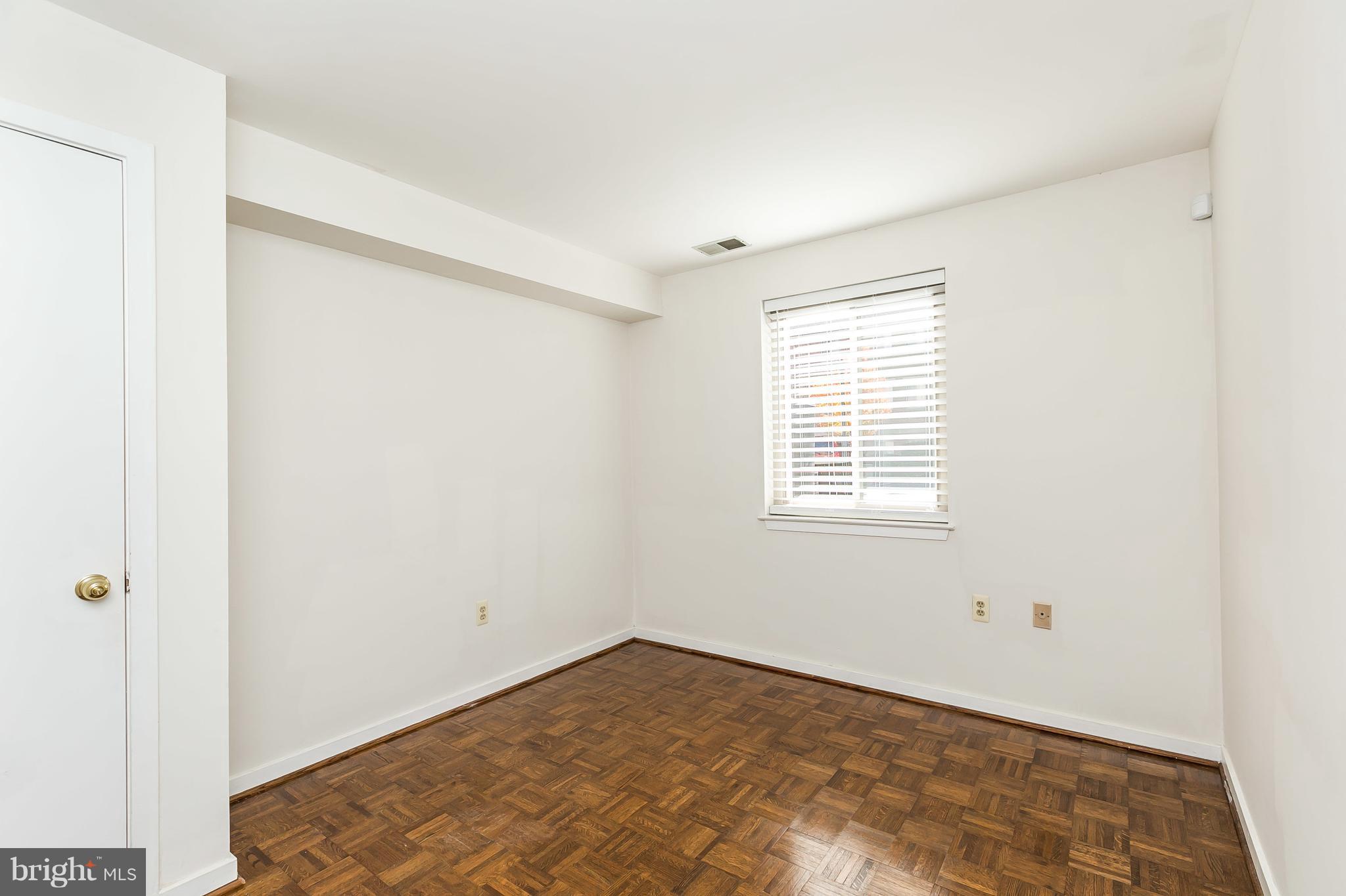 123 West Conway Street, Unit R58 Baltimore, MD 21201 - Photo 19 of 28 2nd bedroom w huge walk-in closet.