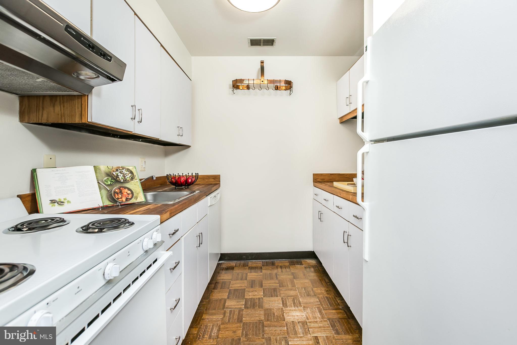 123 West Conway Street, Unit R58 Baltimore, MD 21201 - Photo 10 of 28 Always stylish white kitchen.