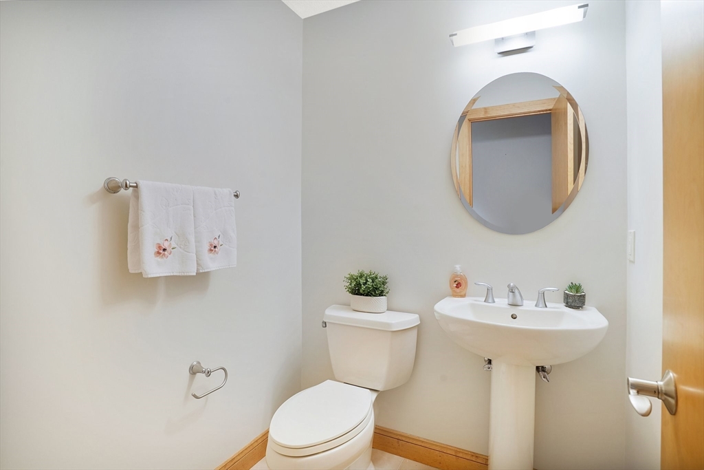 89 Nottingham Drive East Longmeadow, MA 01028 - Photo 25 of 40 a bathroom with a toilet sink and mirror