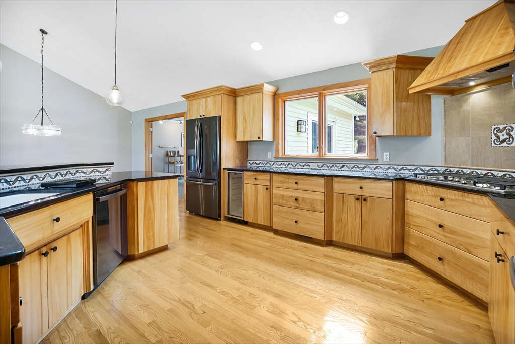 89 Nottingham Drive East Longmeadow, MA 01028 - Photo 10 of 40 a large kitchen with granite countertop a sink stainless steel appliances and cabinets