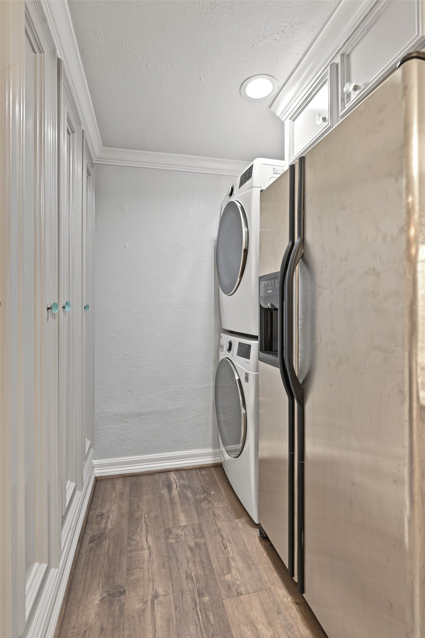 8221 Kingsbrook Road, Unit 108 Houston, TX 77024 - Photo 7 of 18 The convenient utility room includes a full-size stacked washer and dryer.