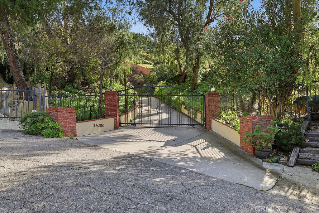 24300 Sylvan Glen Road Calabasas, CA 91302 - Photo 12 of 47