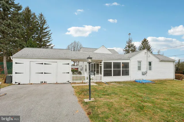 a view of a house with a yard and garage