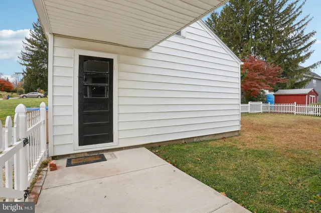 a view of a house with a backyard