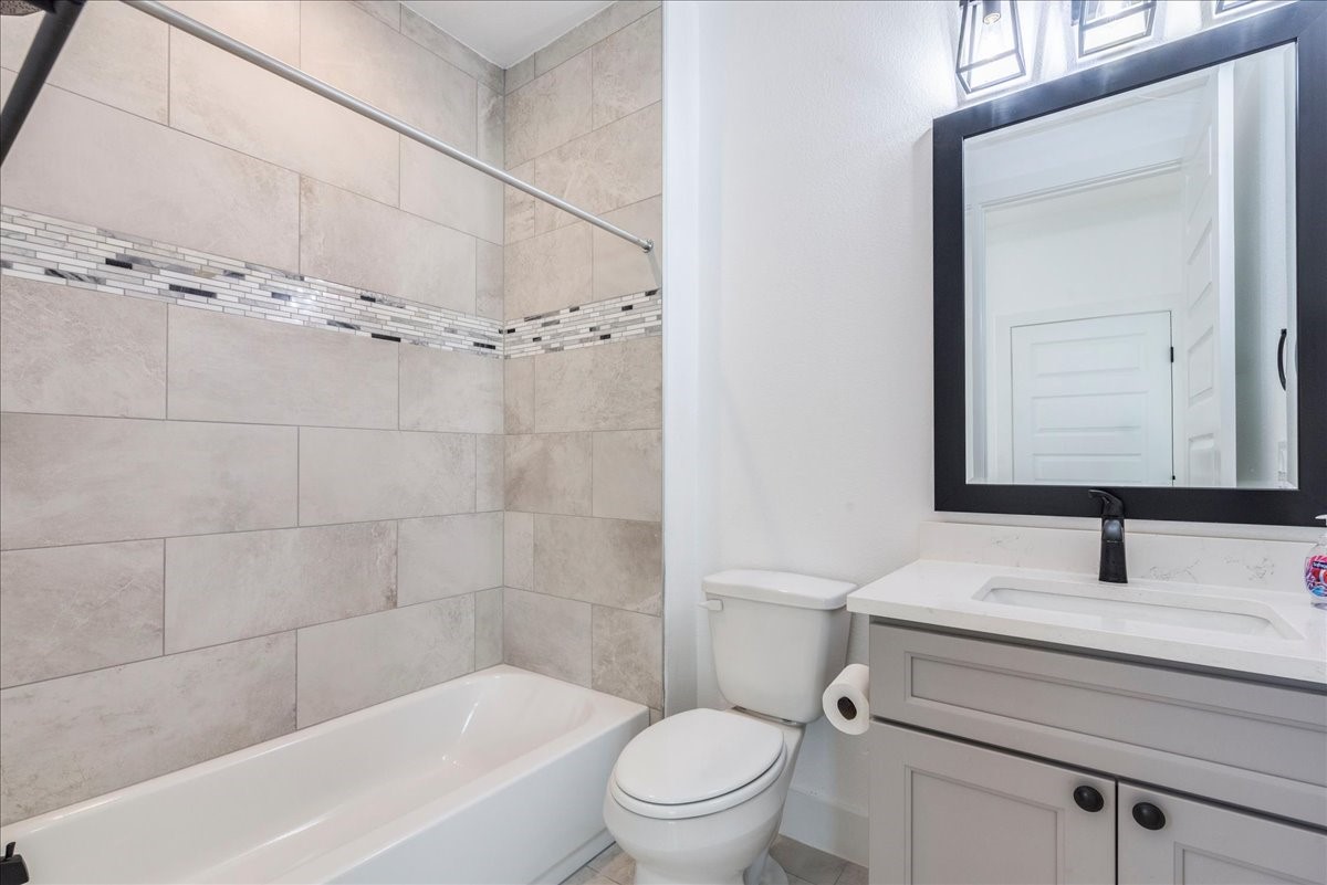 525 South Main Street Kyle, TX 78640 - Photo 18 of 25 Guest Bathroom