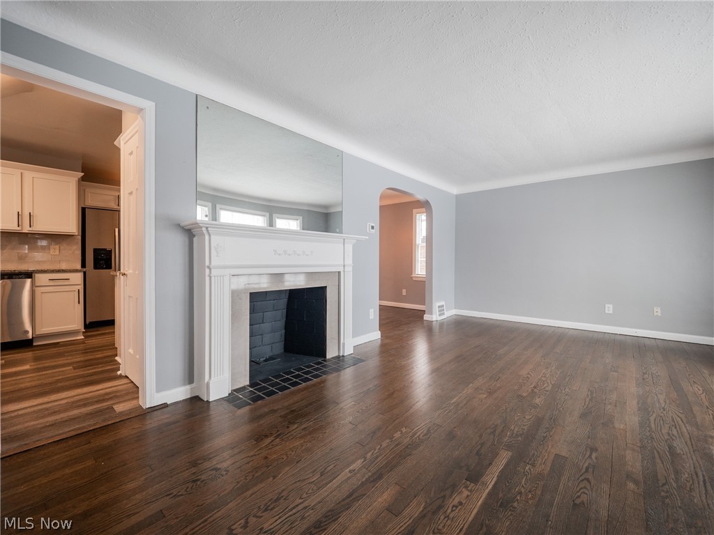 1048 Pennfield Road Cleveland, OH 44121 - Photo 2 of 23