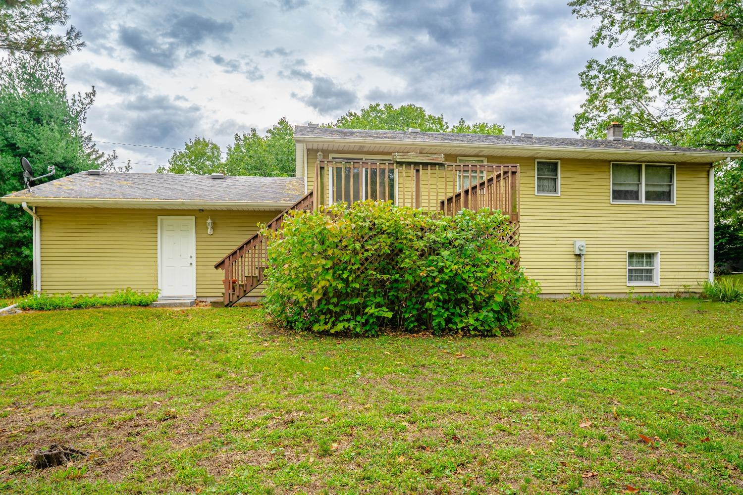 9840 Turnbridge Road Demotte, IN 46310 - Photo 3 of 27 a view of a house with a garden