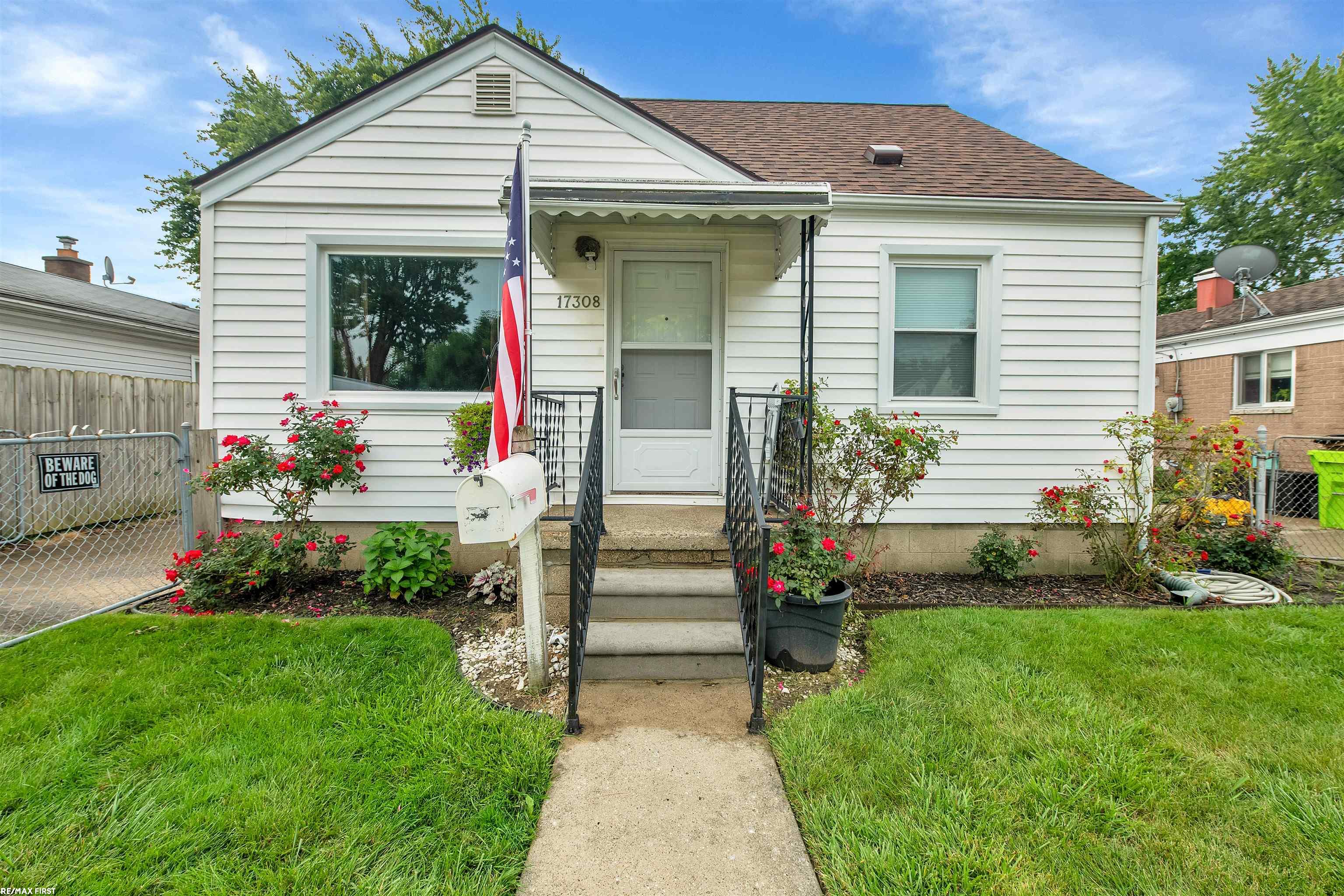 17308 Martin Road Roseville, MI 48066 - Photo 2 of 25 50157469-DA02E84C-FD50-435A-A018-3B3B33430391.JPG