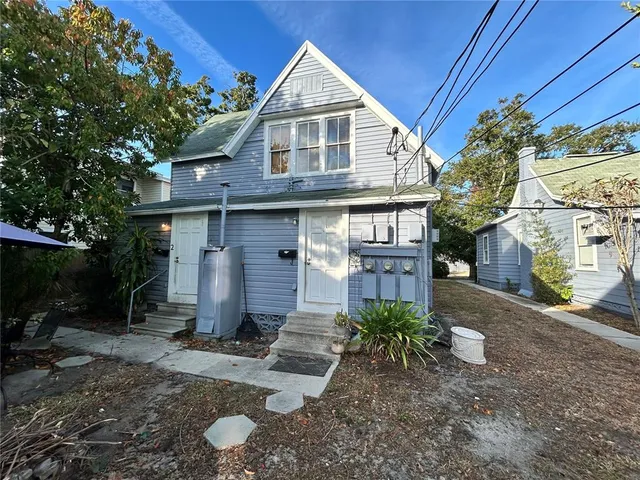 a view of a house of a yard