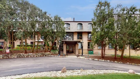 $235,000 | 600 West Russell Street, Unit 210, Barrington, IL 60010