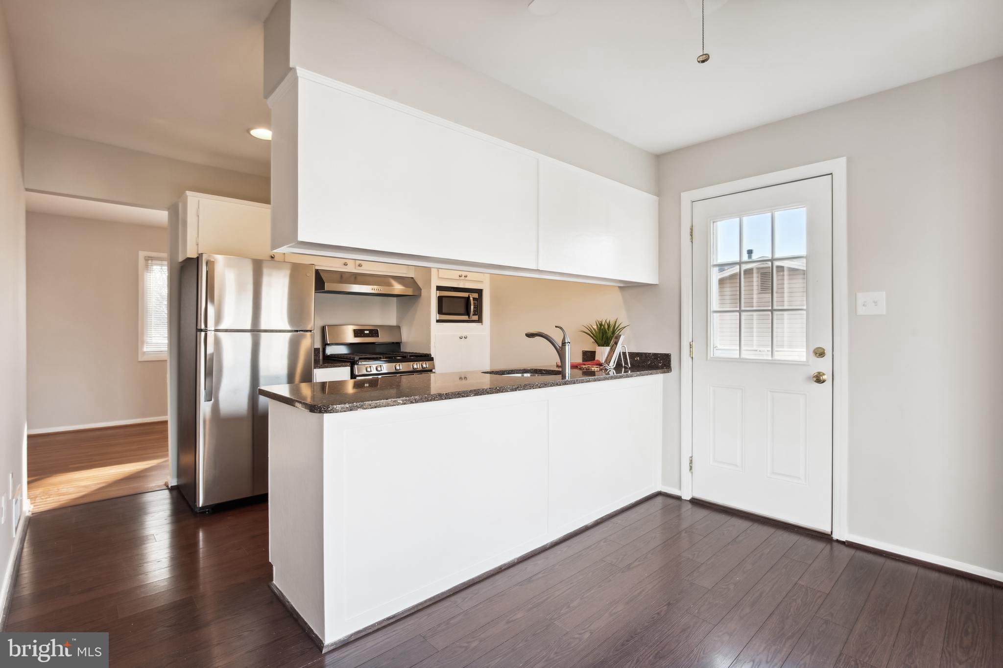 6001 Meriwether Lane Springfield, VA 22150 - Photo 10 of 50 Spacious Kitchen w/Penninsula