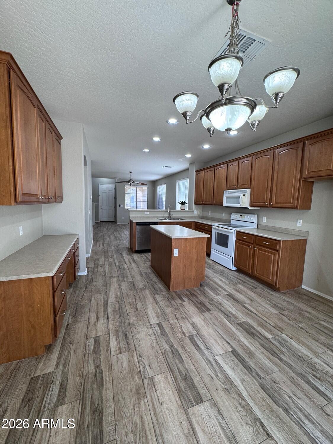 3670 East Warbler Road Gilbert, AZ 85297 - Photo 2 of 14 Kitchen