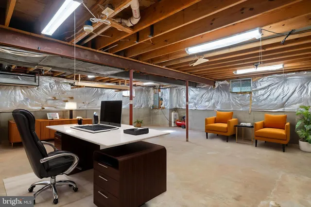 a view of livingroom with furniture