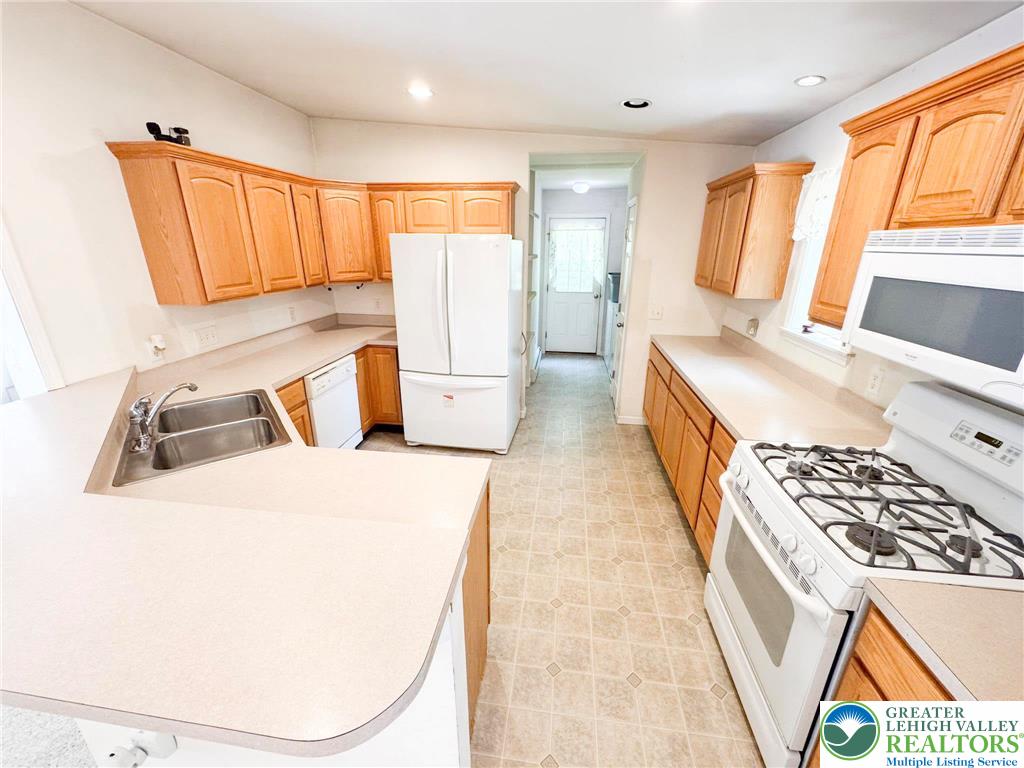 111 Turkey Ridge Kunkletown, PA 18058 - Photo 5 of 30 a kitchen that has a sink and a stove in it