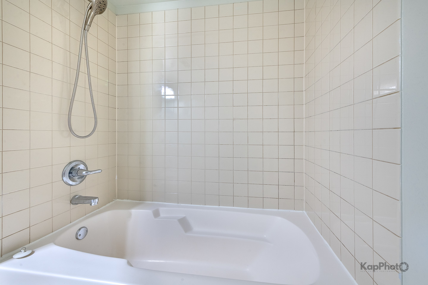 2142 West Madison Street, Unit 1 Chicago, IL 60612 - Photo 24 of 27 a bathroom with a tub